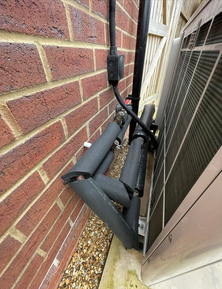 Gaps and joins in the insulation allow heat to escape directly into the air.