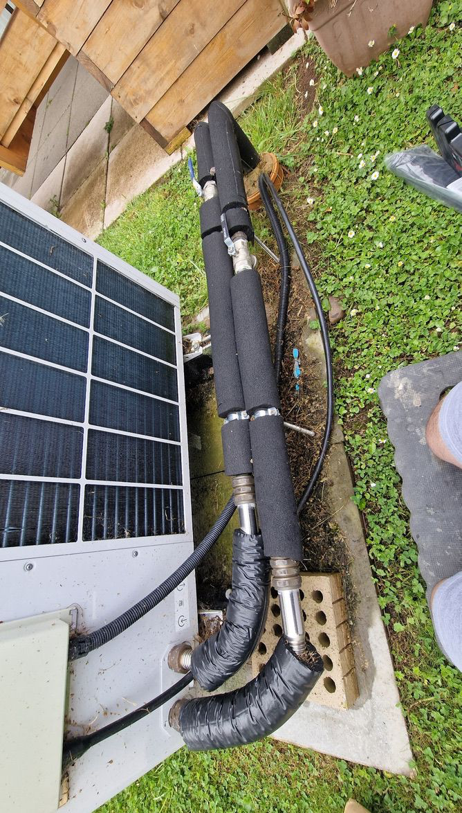 Clamps in direct contact with pipes create thermal bridges that bypass the insulation.